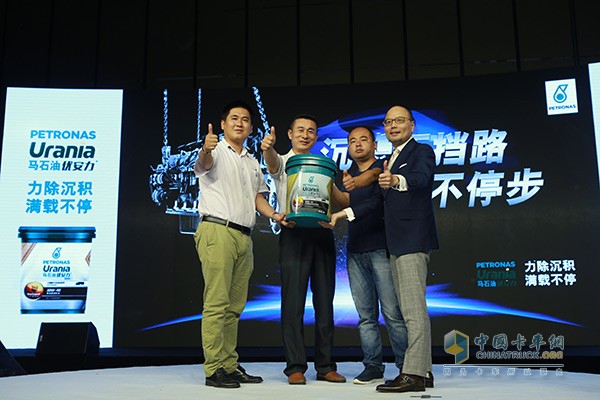 马石油润滑油大中华区市场总监陈嘉琮（最右）向三位卡车司机赠送马石油优安力润滑油