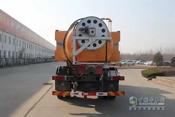 中国重汽集团新型清洗吸污车