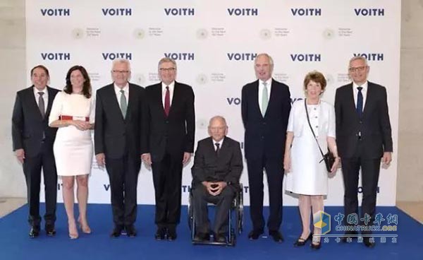 联邦财政部部长沃尔夫冈·朔伊布勒（Wolfgang Schäuble）博士、巴登--符腾堡州州长温弗里德·克瑞特许曼（Winfried Kretschmann）、30位家族企业股东，以及国际客户与福伊特员工共同为福伊特150周年庆祝。