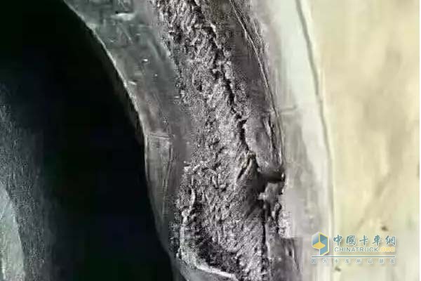 卡车轮胎因为刹车鼓高温烧坏