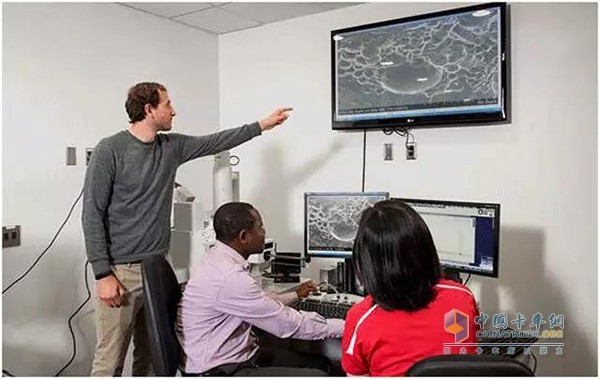 康明斯技术中心材料科学与技术实验室内，项目组正通过高分辨率电子显微镜工作