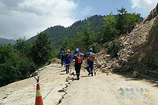 九寨沟道路山体滑坡