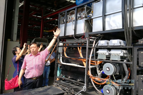 青年汽车集团董事长庞青年亲自解说产品技术