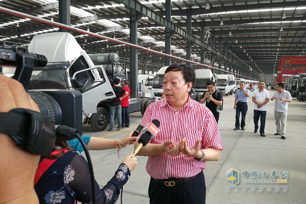 青年汽车集团董事长庞青年接受记者采访