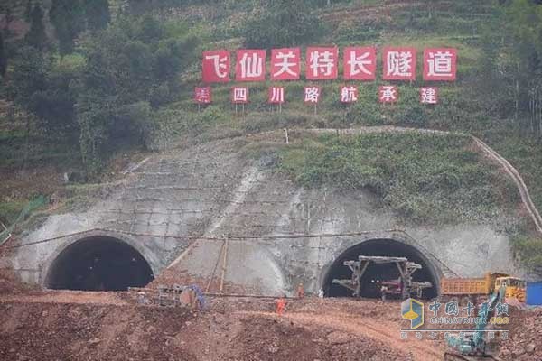 雅康高速公路“川藏第一关”飞仙关特长隧道贯通