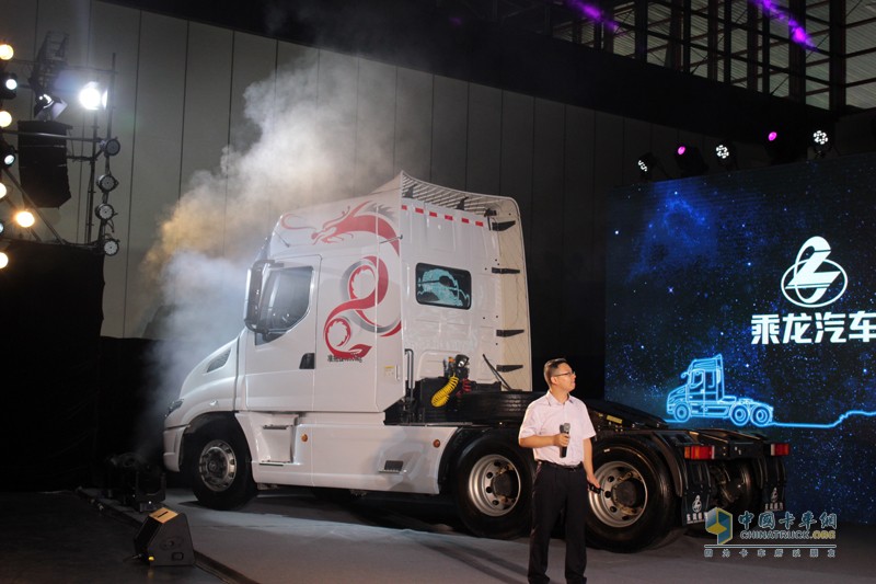 高端长头重卡乘龙T7荣耀上市 引领智能卡车新时代