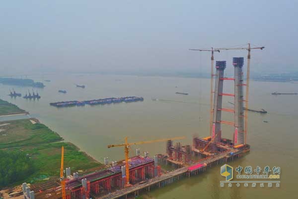 建设中的武汉杨泗港长江大桥