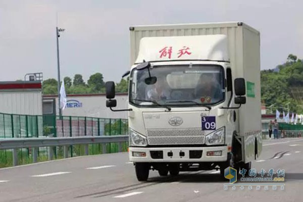 解放J6F道路驾驶