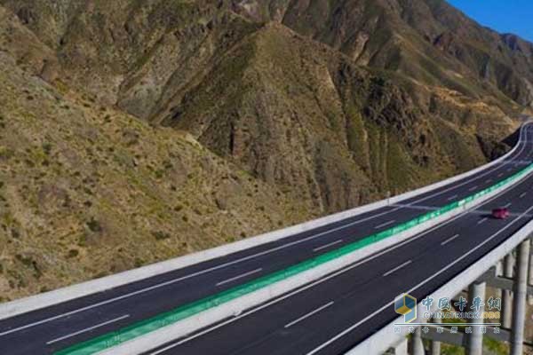 中国唯一撒拉族自治县通高速公路