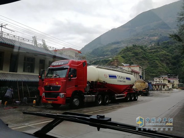 路遇豪沃T7H下灰车