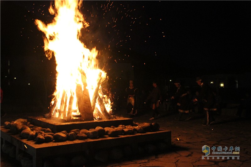 中国重汽藏地探索世界屋脊：行程中的藏族篝火晚会