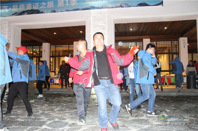 中国重汽藏地探索世界屋脊：行程中的藏族篝火晚会