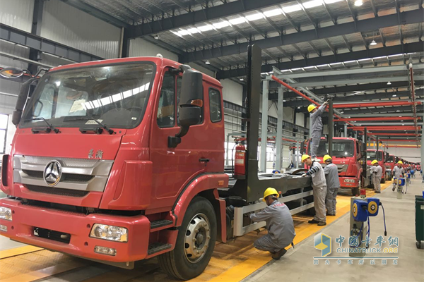 滁州生产线中国重汽豪瀚中置轴轿运车