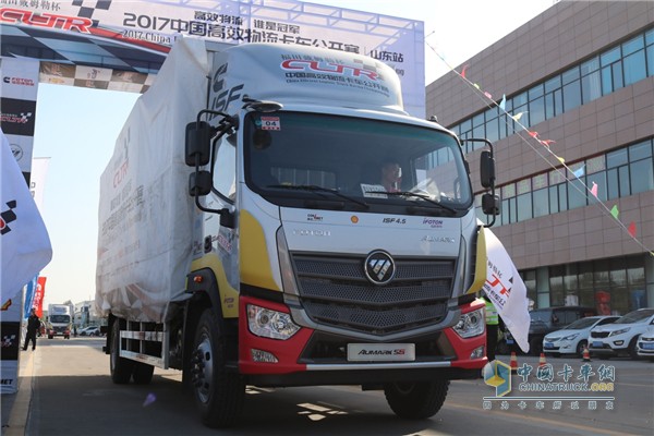2017中国高效物流卡车公开赛中卡组“道路实况赛”参赛车准备出发