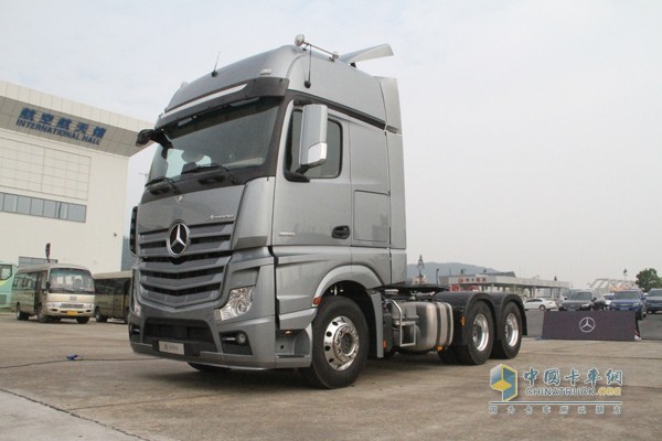 梅赛德斯-奔驰新Actros 2651 6X2 牵引车