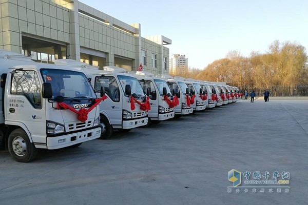 河南省向哈密市捐赠的12辆宇通环卫洗扫车