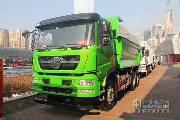 新斯太尔D7B 6×4环保智能燃气渣土车