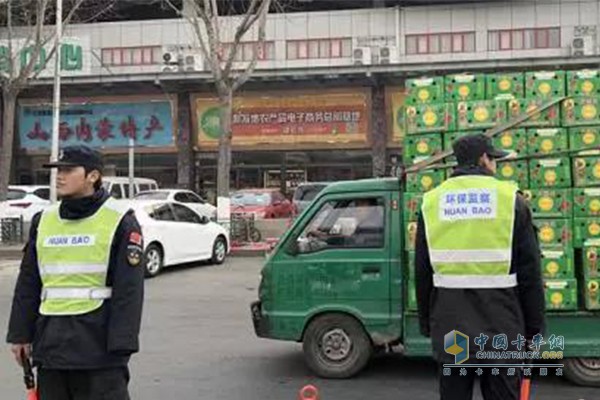 北京市机动车排放管理中心工作人员对车辆进行环保监管执法