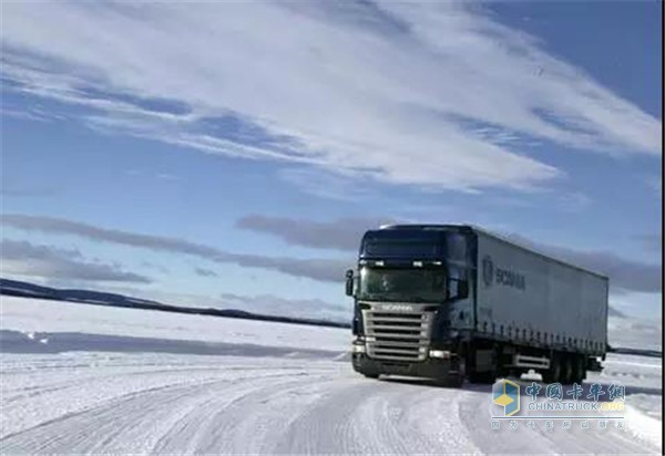 雪天行走高速公路常有眩目的情况