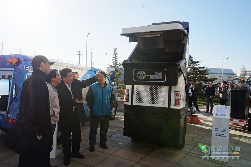 共建一流环境 北京环卫集团发布智能化、小型化环卫装备