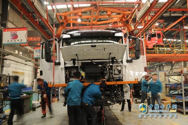 中国重汽商用车生产车间