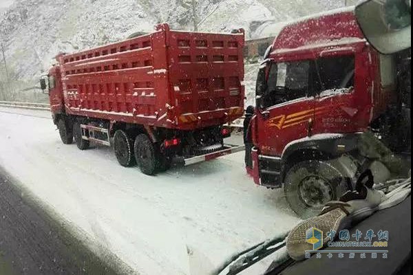 寒潮雨雪天气中行驶的卡车