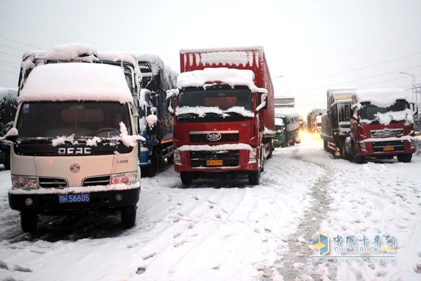 雨雪天气高速公路实景