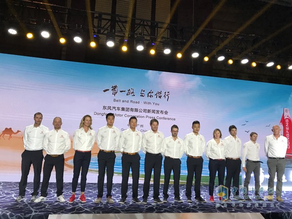 东风队12名赛手全体亮相