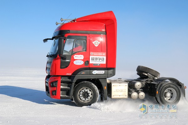 江铃重卡进行雪圆环计时考核