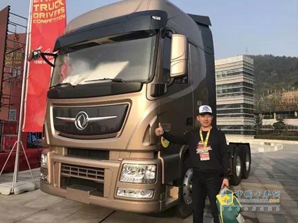 偃师首届天龙卡车驾驶员大赛冠军闫朝君为东风天龙车点赞