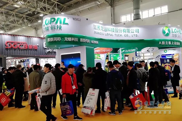龙蟠润滑油展位人头攒动