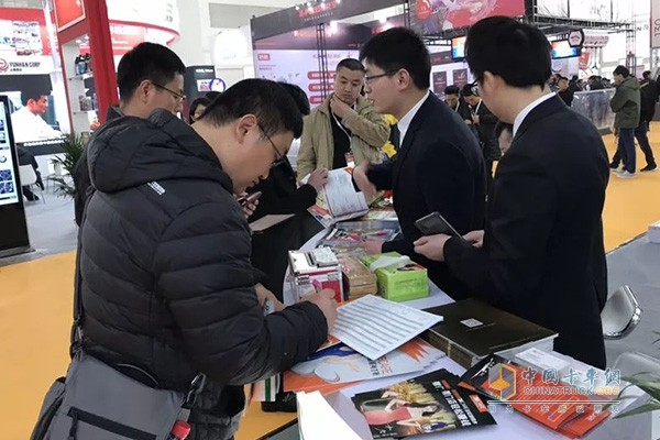 龙蟠润滑油展位工作人员为用户讲解