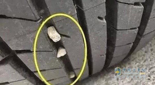 轮胎卡石子会造成异响