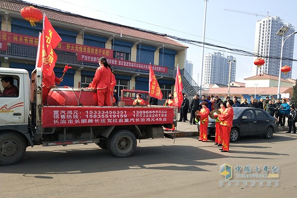 为当地用户带去喜庆的同时更让用户零距离接触到重汽产品