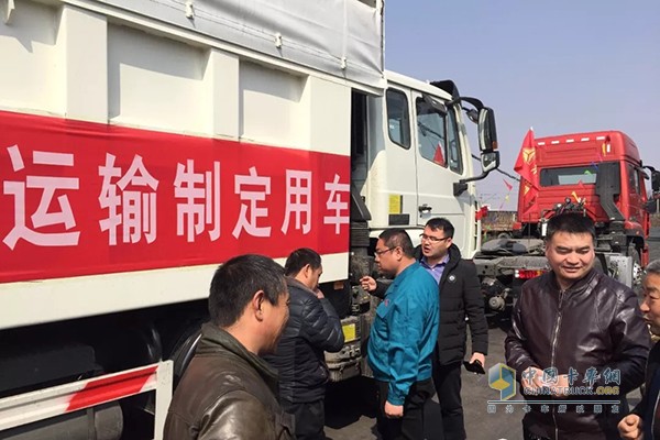 现场工作人员对用户问题进行解答