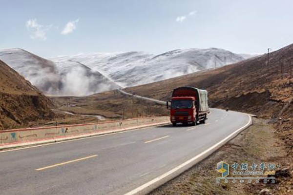 行驶在青藏公路的卡车