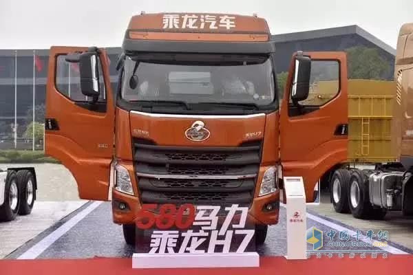 搭载玉柴580大马力发动机的东风乘龙H7