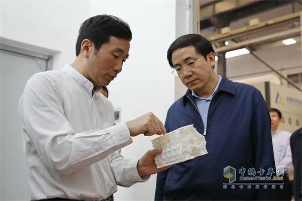 玉柴集团董事局主席晏平介绍3D打印技术应用成果