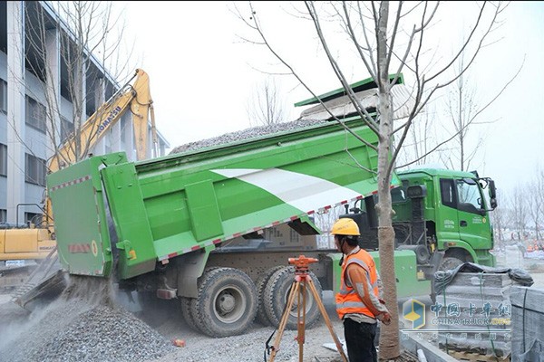 欧曼自卸车助力雄安建设