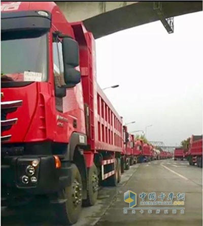 红岩杰狮自卸车