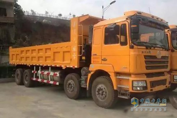 自卸车