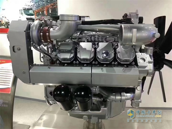 中国重汽V8发动机正面