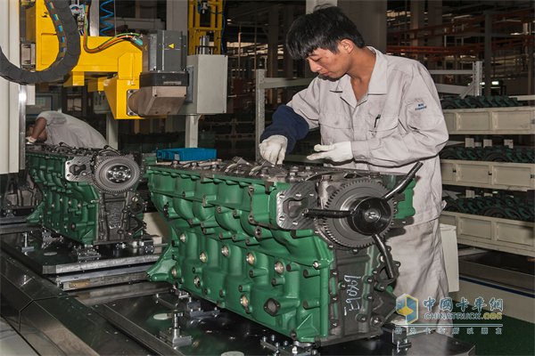 锡柴成功研制出国内第一台拥有自主知识产权的四气门发动机