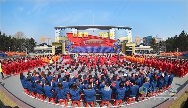 中国一汽2350名员工代表组成观众方阵