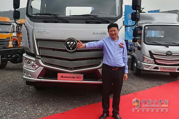 深圳市畅通顺物流有限公司总经理刘国仿点赞欧马可超级卡车DPF车型