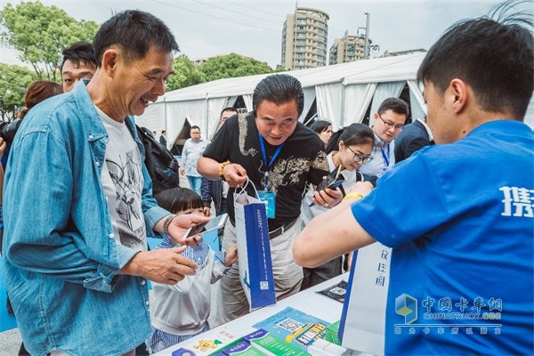 现场客户咨询购车政策以及产品信息