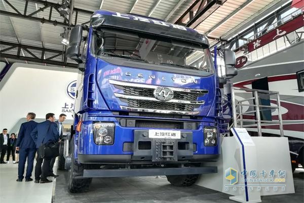 上汽红岩的国内第一款智能网联6×6全驱大件运输车