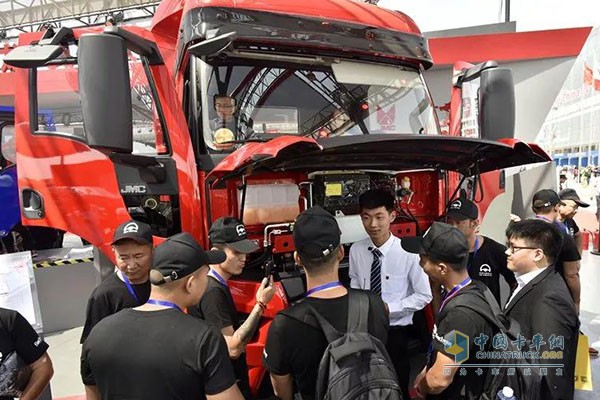 组织卡友参观2018北京国际车展
