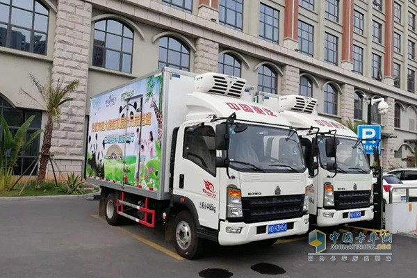 中国重汽HOWO轻卡担当运输大熊猫兄弟的任务