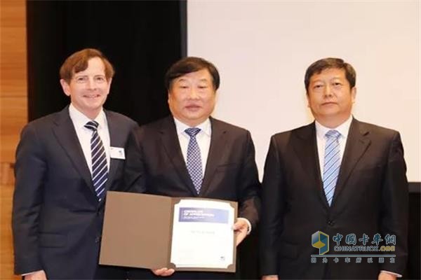 潍柴动力董事长谭旭光（中）
